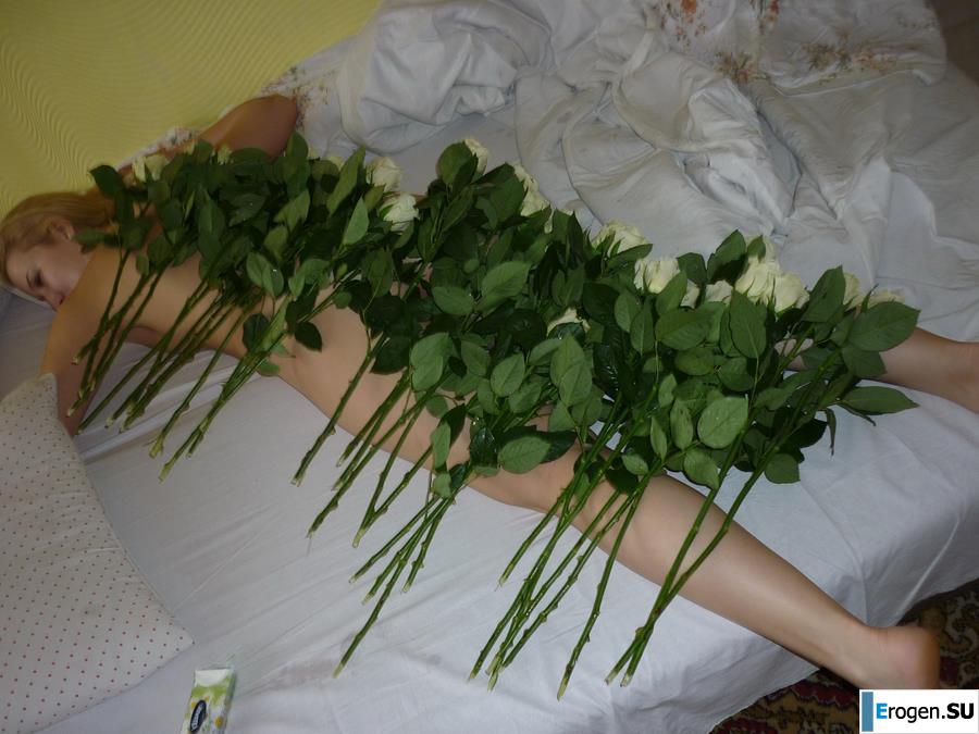 Блонда-эксгибиционистка без сисек. Фото 36