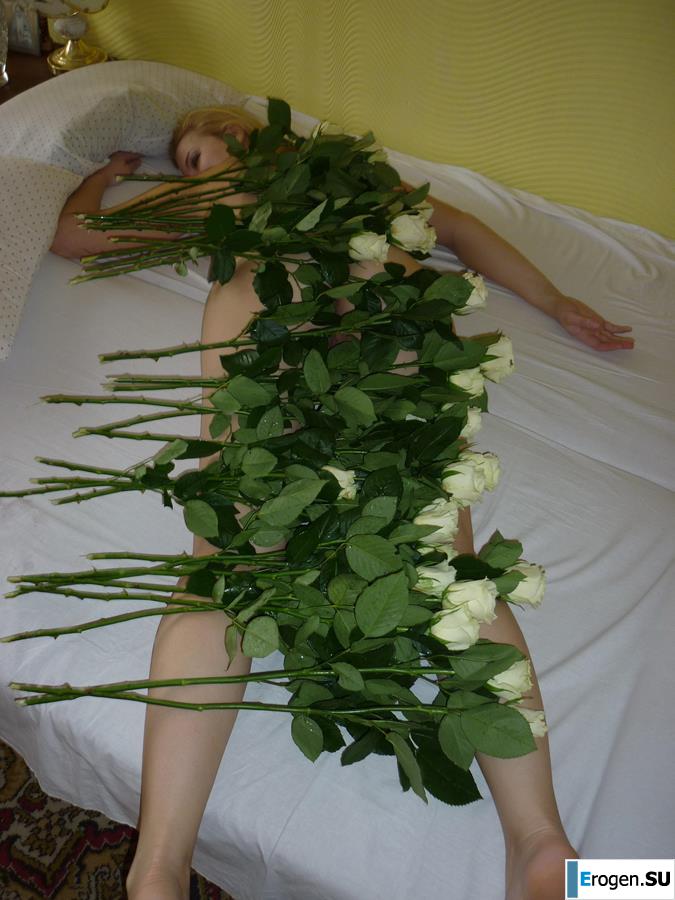 Блонда-эксгибиционистка без сисек. Фото 37