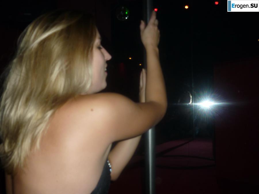 Блонда-эксгибиционистка без сисек. Фото 5