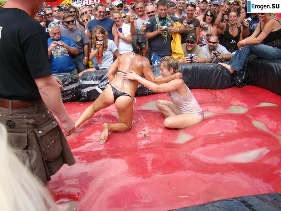 Women's Show Wrestling. Photo 4