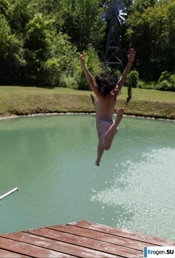 Нудистки впали в детство. Фото 12