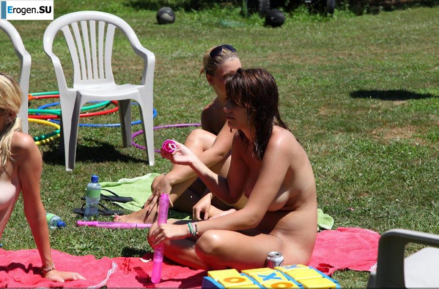 Нудистки впали в детство. Фото 3