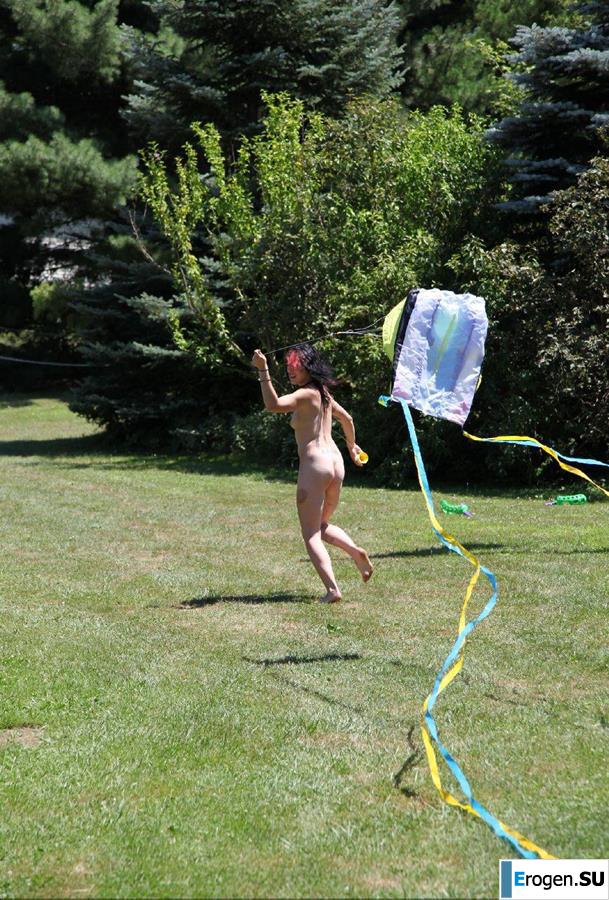 Нудистки впали в детство. Фото 33