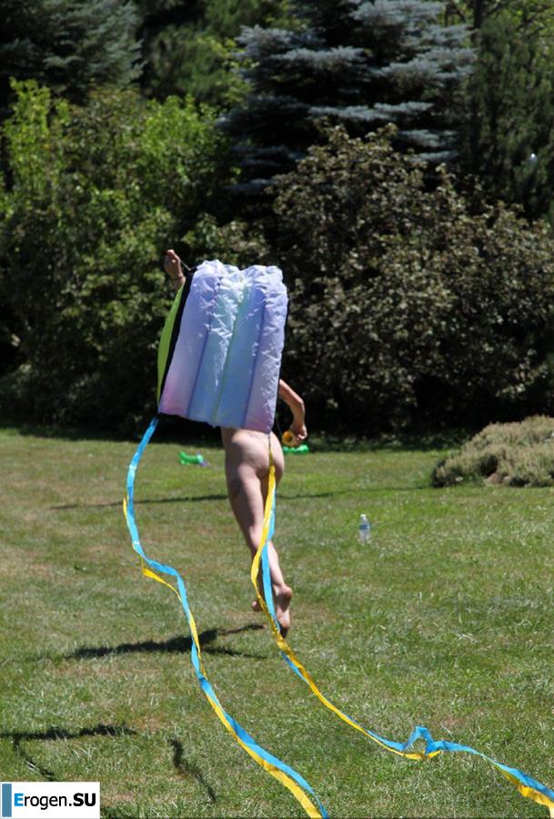 Нудистки впали в детство. Фото 34