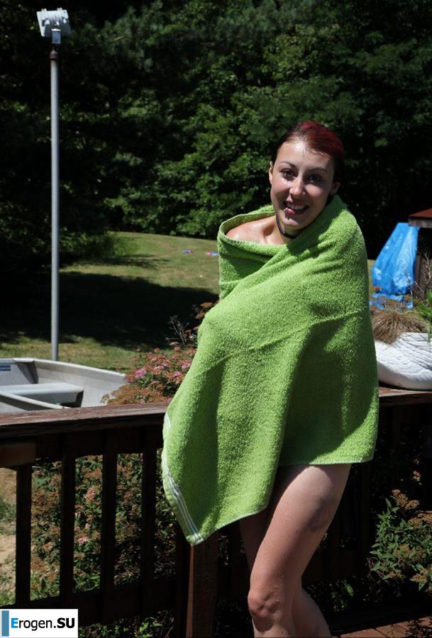 Нудистки впали в детство. Фото 4