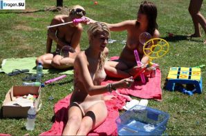 Нудистки впали в детство. Эскиз 32