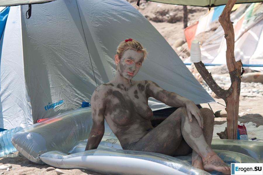 Голые в грязи. Фото 19