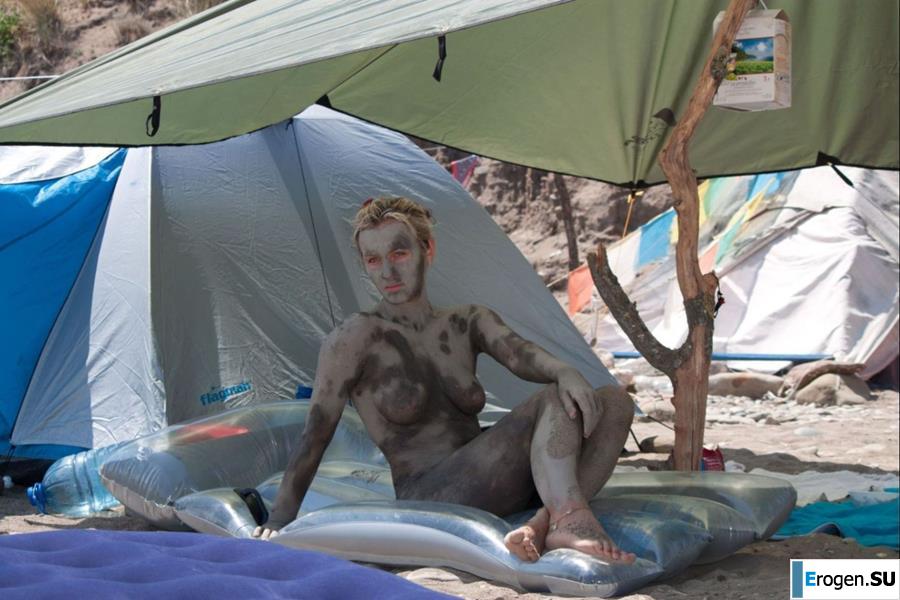 Голые в грязи. Фото 21