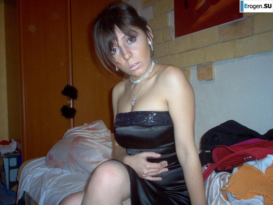 Очаровательная брюнетка в домашней и студийной фотосессии. Фото 10