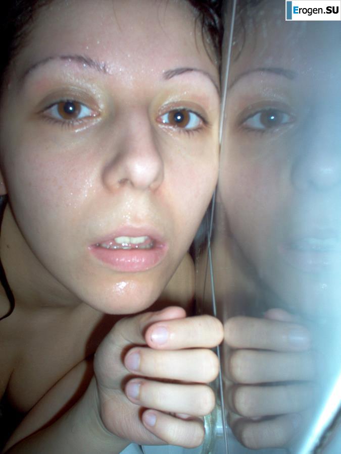 Очаровательная брюнетка в домашней и студийной фотосессии. Фото 34