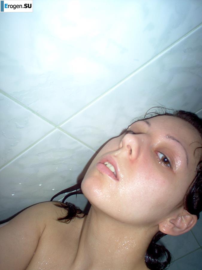 Очаровательная брюнетка в домашней и студийной фотосессии. Фото 39