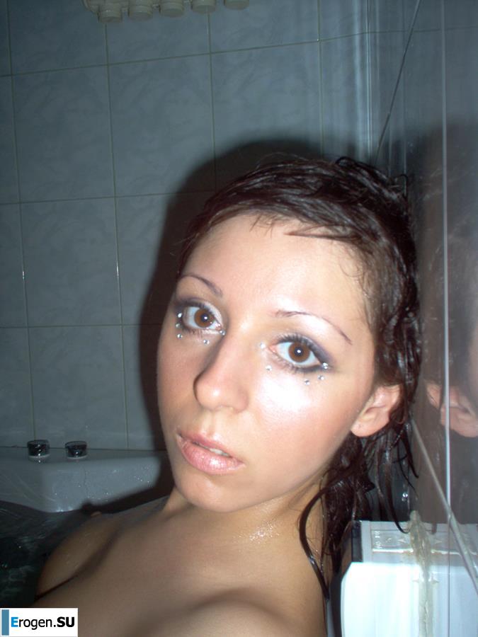 Очаровательная брюнетка в домашней и студийной фотосессии. Фото 40