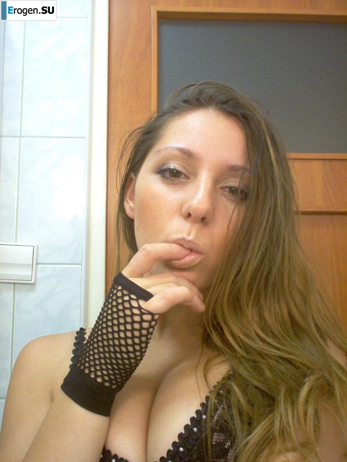 Очаровательная брюнетка в домашней и студийной фотосессии. Фото 6