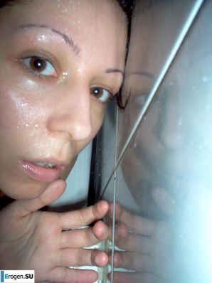 Очаровательная брюнетка в домашней и студийной фотосессии. Эскиз 26