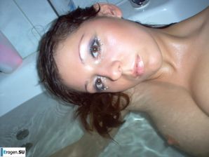 Очаровательная брюнетка в домашней и студийной фотосессии. Эскиз 27