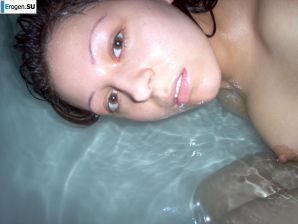 Очаровательная брюнетка в домашней и студийной фотосессии. Эскиз 28