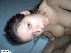 Очаровательная брюнетка в домашней и студийной фотосессии. Эскиз 30