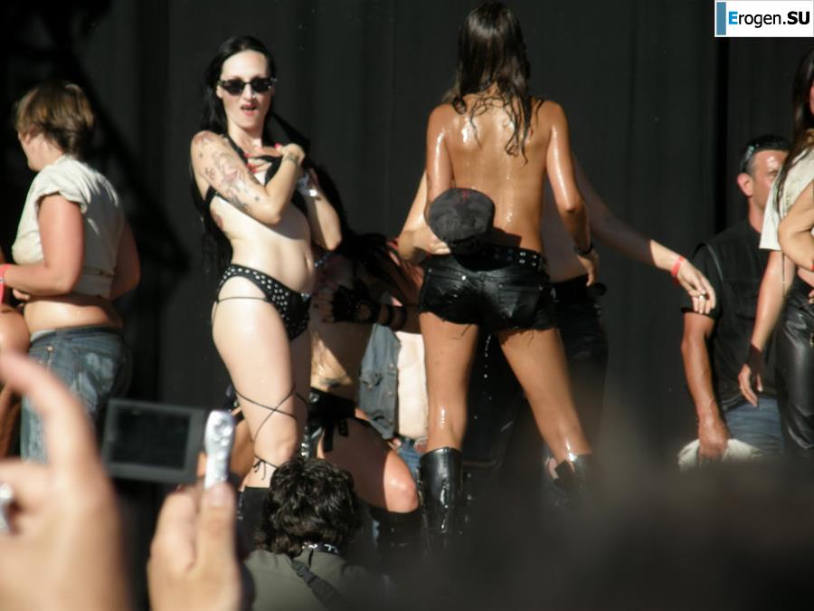 Tits and some pussies at rock concerts. Photo 11