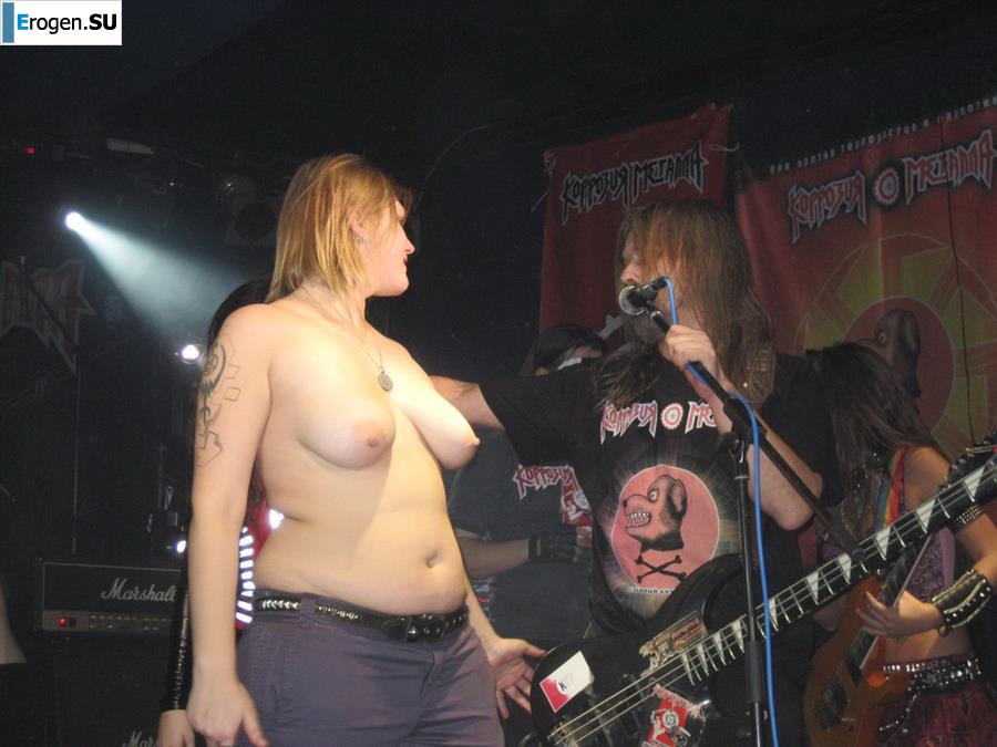 Tits and some pussies at rock concerts. Photo 35