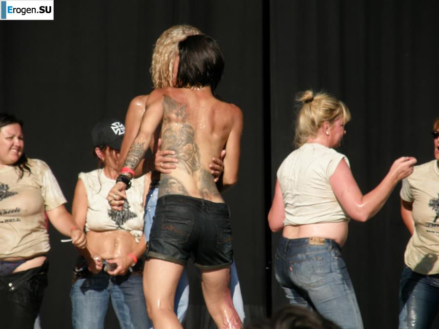 Tits and some pussies at rock concerts. Photo 4