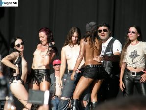 Tits and some pussies at rock concerts. Thumb 12