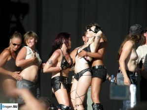 Tits and some pussies at rock concerts. Thumb 7