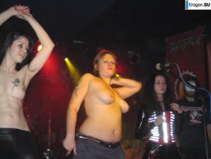 Сиськи и немного писек на рок-концертах. Часть 2. Эскиз 11