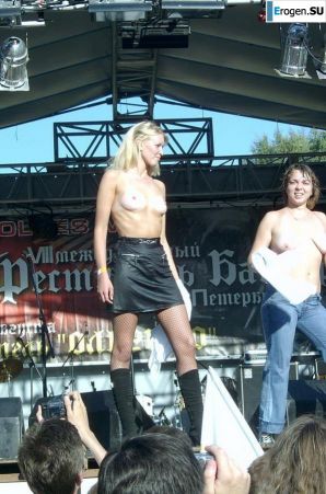 Сиськи и немного писек на рок-концертах. Часть 2. Эскиз 15