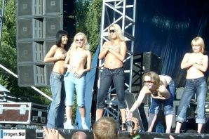 Сиськи и немного писек на рок-концертах. Часть 2. Эскиз 19