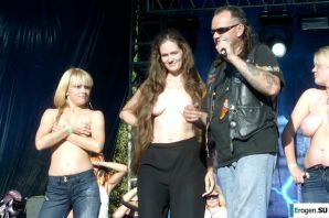 Сиськи и немного писек на рок-концертах. Часть 2. Эскиз 23