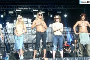 Сиськи и немного писек на рок-концертах. Часть 2. Эскиз 28