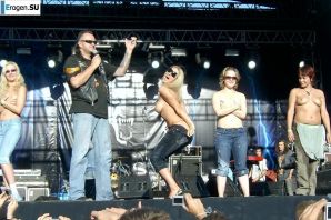 Сиськи и немного писек на рок-концертах. Часть 2. Эскиз 29