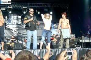 Сиськи и немного писек на рок-концертах. Часть 2. Эскиз 30