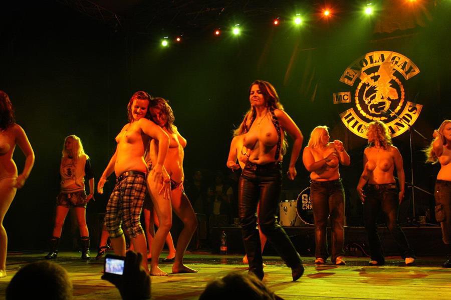 Сиськи и немного писек на рок-концертах. Часть 3. Фото 10