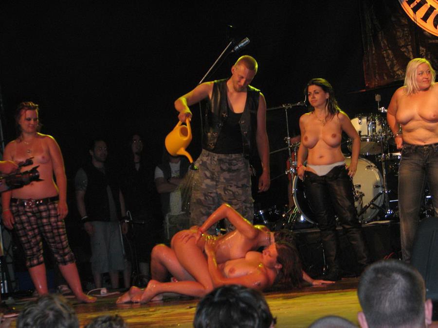 Сиськи и немного писек на рок-концертах. Часть 3. Фото 32