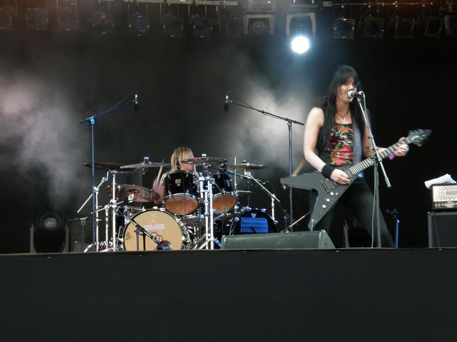 Сиськи и немного писек на рок-концертах. Часть 4. Фото 11