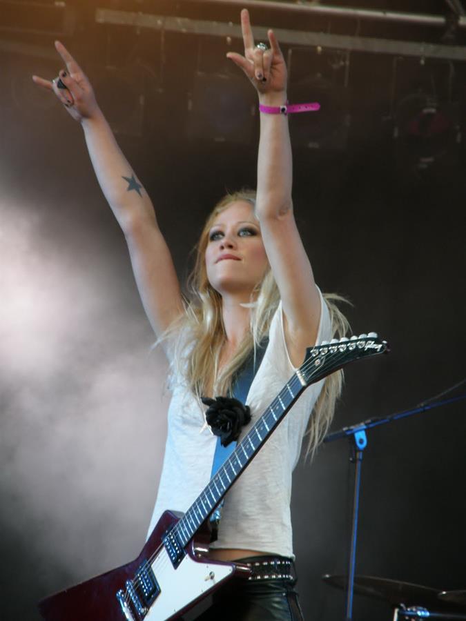 Сиськи и немного писек на рок-концертах. Часть 4. Фото 12