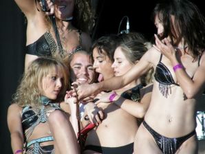 Сиськи и немного писек на рок-концертах. Часть 4. Эскиз 1