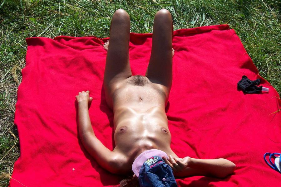 The little fluffy is sunbathing. Photo 34