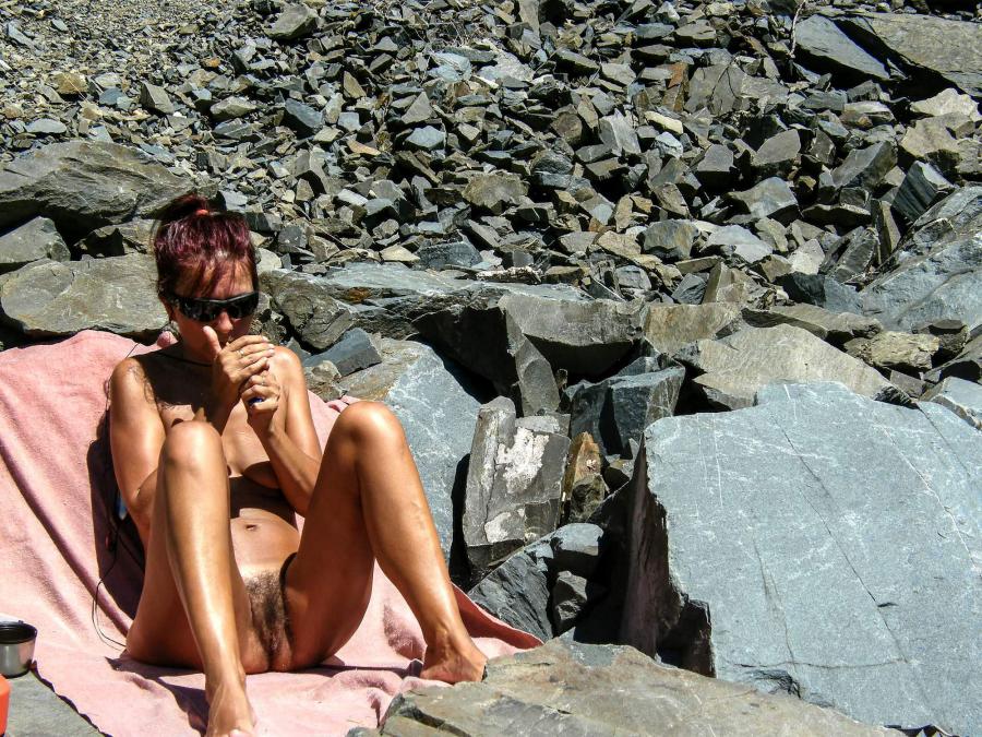 The little fluffy is sunbathing. Photo 38