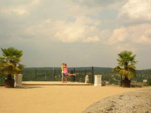 British couple. Thumb 35