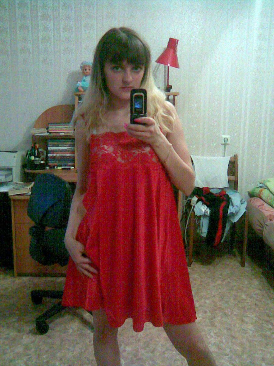 A lover of taking photos of herself on the phone. Photo 13