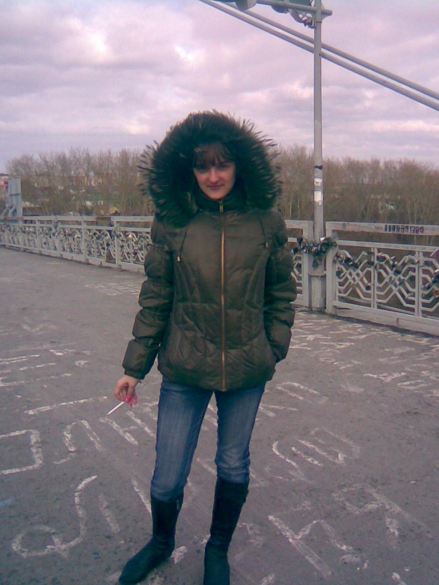 A lover of taking photos of herself on the phone. Photo 15