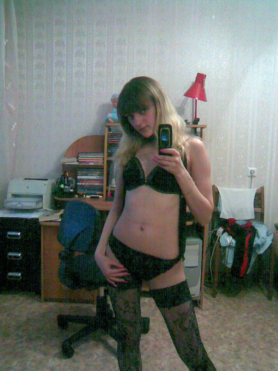 A lover of taking photos of herself on the phone. Photo 19