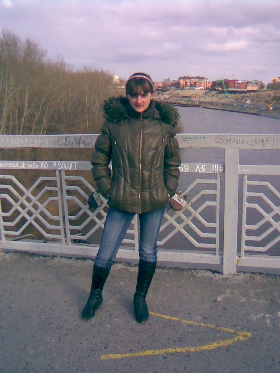 A lover of taking photos of herself on the phone. Photo 20