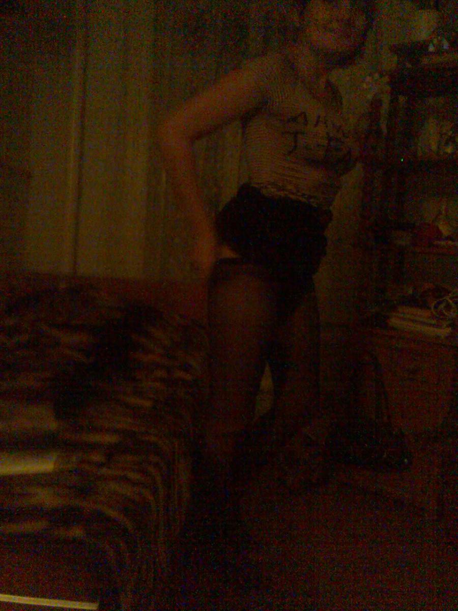 A lover of taking photos of herself on the phone. Photo 21