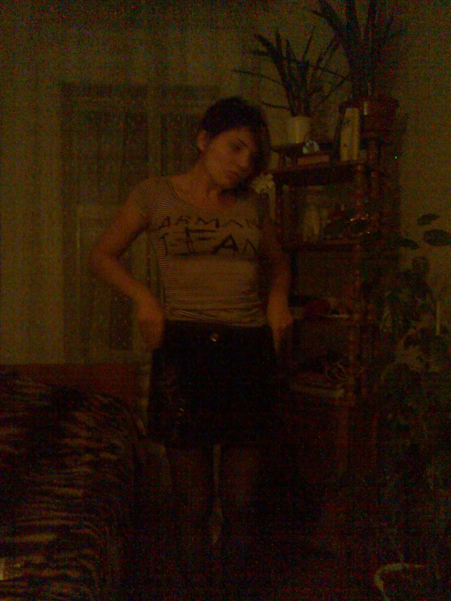 A lover of taking photos of herself on the phone. Photo 22