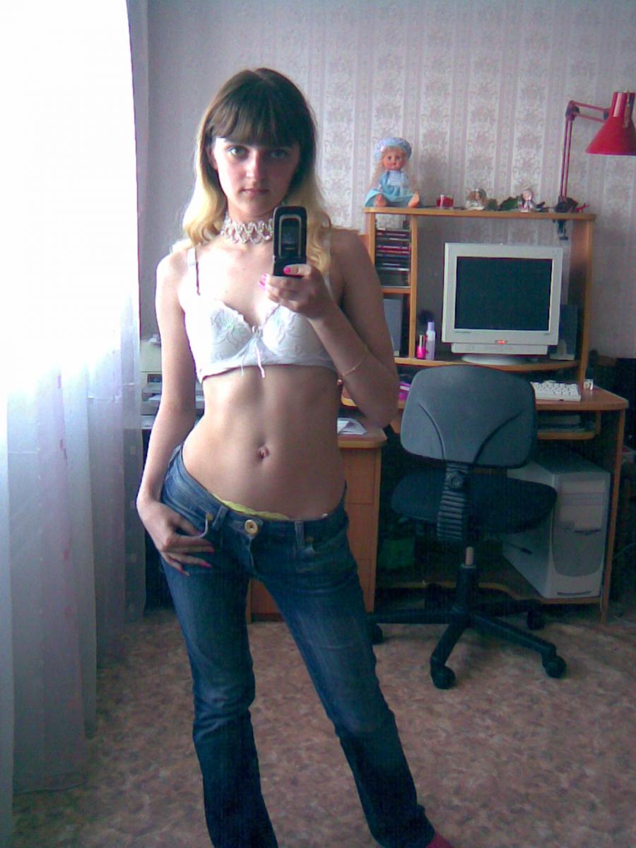 A lover of taking photos of herself on the phone. Photo 23