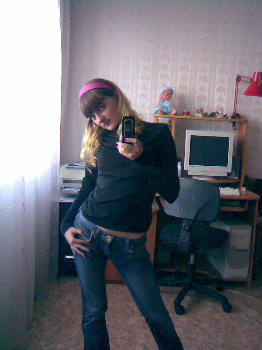 A lover of taking photos of herself on the phone. Photo 27