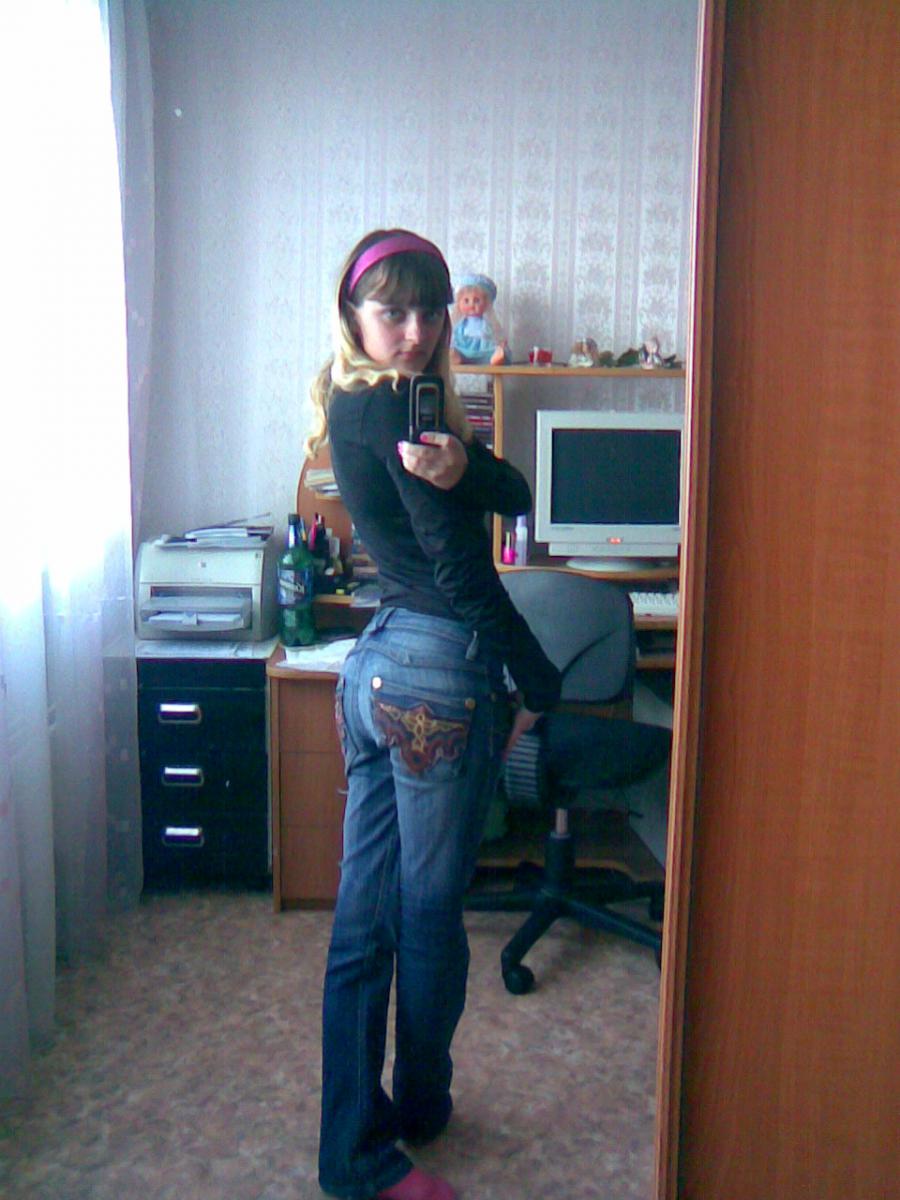 A lover of taking photos of herself on the phone. Photo 28